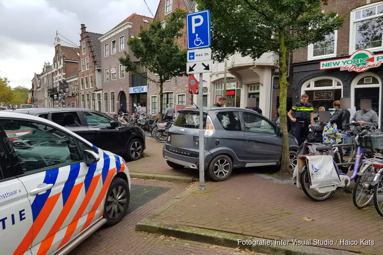 Oude man rijdt tegen boom aan met 45-km autootje
