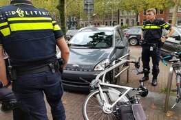 Oude man rijdt tegen boom aan met 45-km autootje