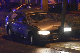 Gestolen auto tegen lantarenpaal