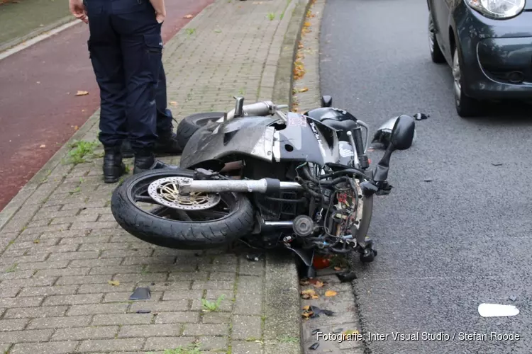Motorrijder zwaar gewond na botsing achter op auto