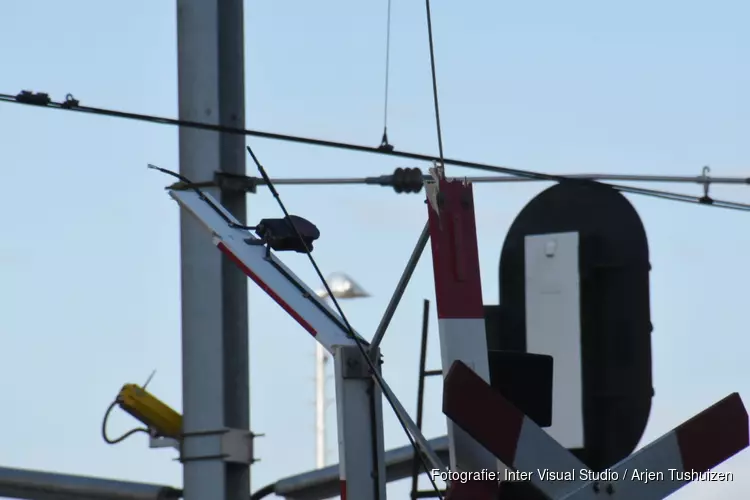Slagboom spoorwegoverhang Purmerene kapot gereden