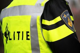 Jongeman bedreigd door twee mannen met een hond