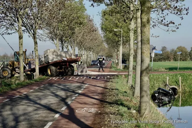 Vrouw (20) overleden na botsing met stilstaande trekker met oplegger