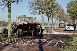 Vrouw (20) overleden na botsing met stilstaande trekker met oplegger
