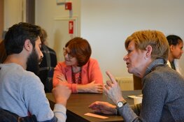 Speeddate tussen nieuwkomers en Nederlanders op het NL plein in de Bibliotheek