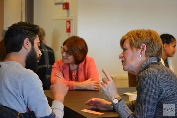 Speeddate tussen nieuwkomers en Nederlanders op het NL plein in de Bibliotheek