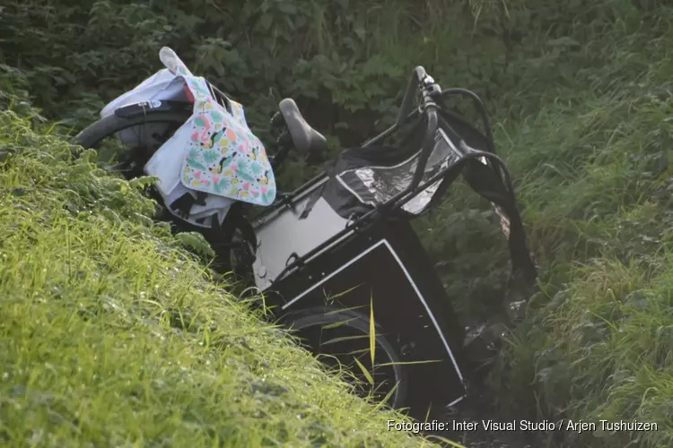 Bakfiets met kind in greppel Zuidoostbeemster