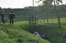 Bakfiets met kind in greppel Zuidoostbeemster