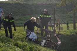 Bakfiets met kind in greppel Zuidoostbeemster