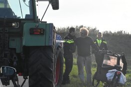 Bakfiets met kind in greppel Zuidoostbeemster