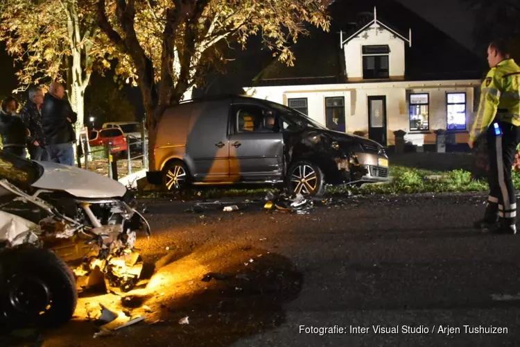 Auto tegen geparkeerde auto gereden in Beemster
