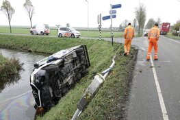 Vrachtwagen belandt na uitwijkmanoeuvre in sloot in Middenbeemster