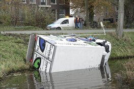 Vrachtwagen belandt na uitwijkmanoeuvre in sloot in Middenbeemster