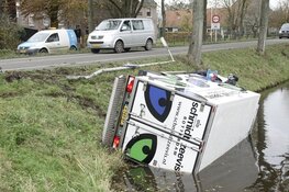 Vrachtwagen belandt na uitwijkmanoeuvre in sloot in Middenbeemster