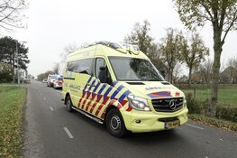 Vrachtwagen belandt na uitwijkmanoeuvre in sloot in Middenbeemster