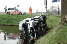 Vrachtwagen belandt na uitwijkmanoeuvre in sloot in Middenbeemster