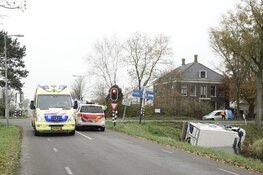 Vrachtwagen belandt na uitwijkmanoeuvre in sloot in Middenbeemster