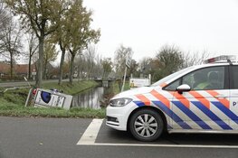 Vrachtwagen belandt na uitwijkmanoeuvre in sloot in Middenbeemster