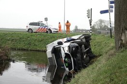 Vrachtwagen belandt na uitwijkmanoeuvre in sloot in Middenbeemster