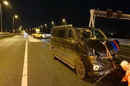 Bestelbus tegen vangrail op A7