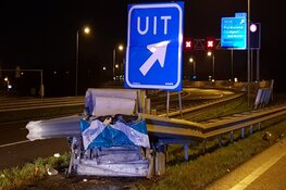 Bestelbus tegen vangrail op A7