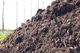 Onderzoek: in één schep Noord-Hollands compost zitten duizenden microplastics