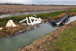 Aanhanger met puin breekt van auto