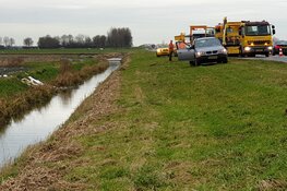 Aanhanger met puin breekt van auto
