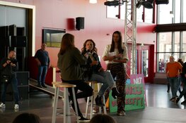 SG Nelson Mandela viert de Nelson Mandela dag met Nienke Plas