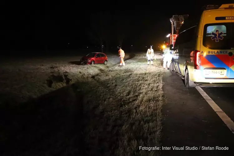 Auto belandt in weiland langs N244