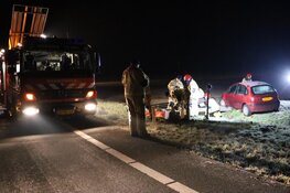 Auto belandt in weiland langs N244