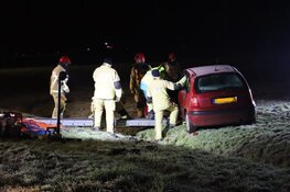 Auto belandt in weiland langs N244