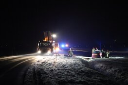 Auto belandt in weiland langs N244