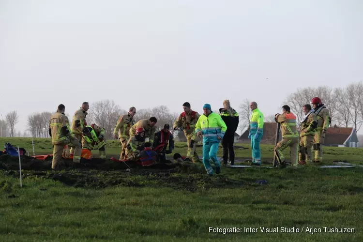 Brandweer bevrijdt man die tot zijn oksels was weggezakt in modder in Noordbeemster