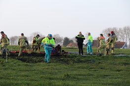 Brandweer bevrijdt man die tot zijn oksels was weggezakt in modder in Noordbeemster