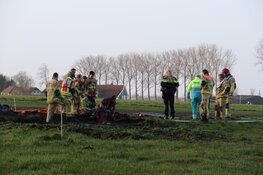 Brandweer bevrijdt man die tot zijn oksels was weggezakt in modder in Noordbeemster