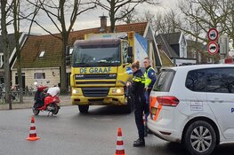 Bromfietser zwaargewond in Middenbeemster na aanrijding met vuilniswagen