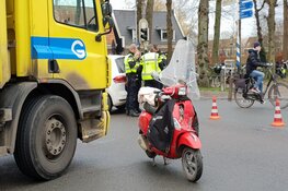 Bromfietser zwaargewond in Middenbeemster na aanrijding met vuilniswagen
