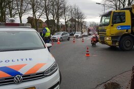 Bromfietser zwaargewond in Middenbeemster na aanrijding met vuilniswagen