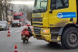 Bromfietser zwaargewond in Middenbeemster na aanrijding met vuilniswagen
