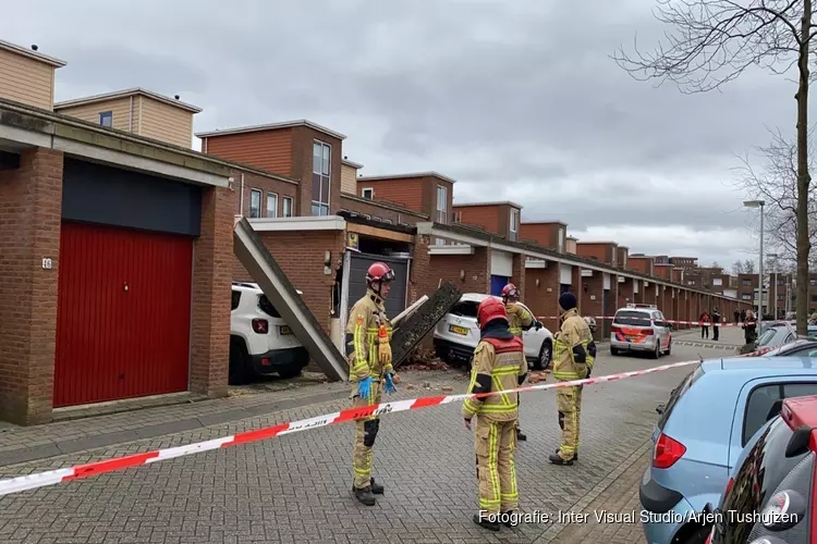 Auto rijdt tegen garage, veel schade
