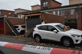 Auto rijdt tegen garage, veel schade