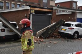 Auto rijdt tegen garage, veel schade