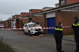 Auto rijdt tegen garage, veel schade
