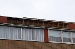 Dakrand losgerukt in Meeuwenstraat