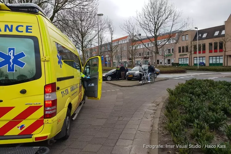 Vrouw op leeftijd raakt gewond bij verkeersongeluk Purmerend; bestuurder rijdt door