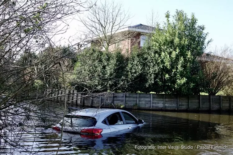 Auto te water bij parkeerplaats in Purmerend
