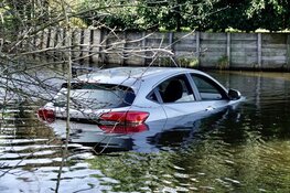 Auto te water bij parkeerplaats in Purmerend