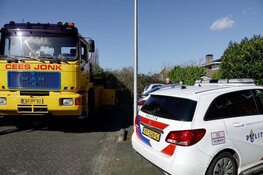 Auto te water bij parkeerplaats in Purmerend