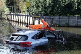 Auto te water bij parkeerplaats in Purmerend